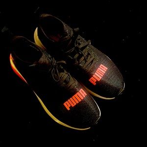 Gently used puma tennis shoes